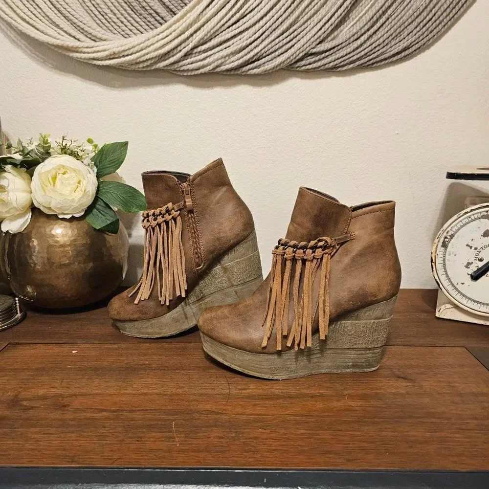 Sbicca Zing Fringe Wedge Bottie Sz 8